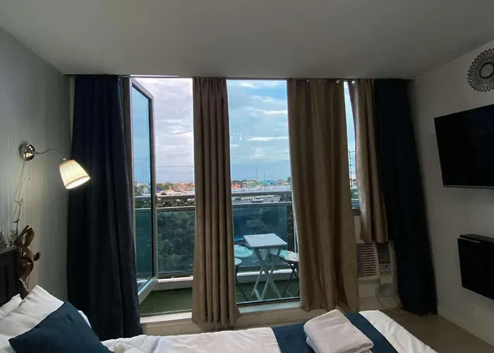 Yumi Azure Staycation Appartement Manille